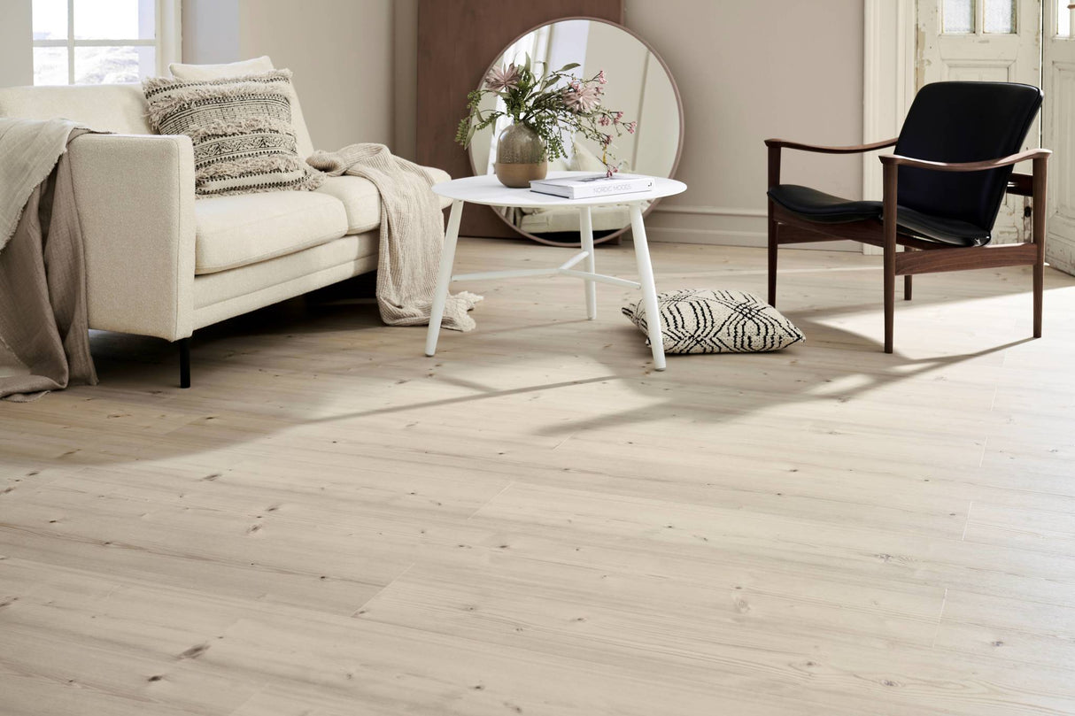 Lækkert fyrretræsgulv fra Novego, som giver både lys og elegancce.